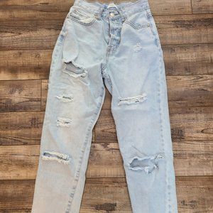 high-waisted , light wash ,boyfriend jeans ,Forever 21 ,ripped .